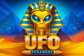 Инопланетянин в золотом головном уборе фараона на фоне пирамид